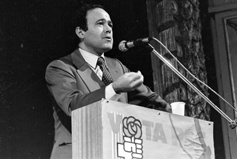 Discurs del senador Francesc Ferrer Gironès durant el míting del PSC al Teatre Municipal. 1982