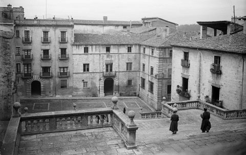 Escalinata barroca de la Catedral de Girona. A baix a les escales hi ha la casa Pastors. 1920-1936