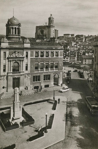 L'antiga plaça de Correus, posteriorment av. Ramon Folch, amb la Catedral al fons durant la construcció del cornisament de la façana. 1961
