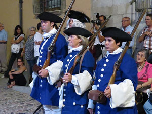 Diada Nacional 2016. X Marxa de Torxes de Girona. Recreació històrica amb el Regiment de Sant Narcís i l'actriu Cristina Cervià