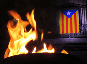 Diada Nacional 2016. X Marxa de Torxes de Girona. Crema del Decret de Nova Planta i cant de Els Segadors