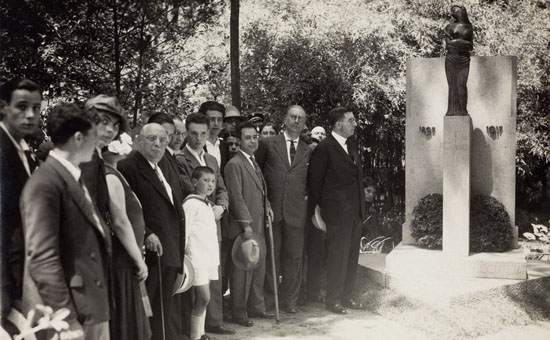 La inauguració del monument a la Devesa promogut pels Amics de les Arts, el 29 de juny de 1930, amb Carles Rahola