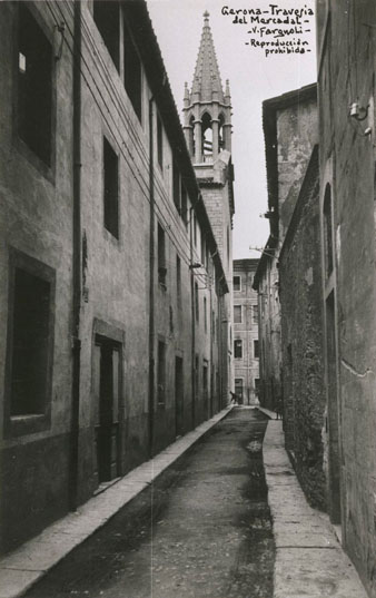 El carrer Hortes, al barri del Mercadal. Al fons, el campanar de l'església de Santa Susanna. 1925-1936