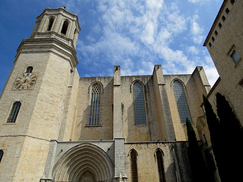 Façana sud de la Catedral des de la plaça dels Lledoners
