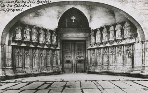 La porta dels Apòstols de la Catedral abans de ser retirades les seves imatges. 1911-1936