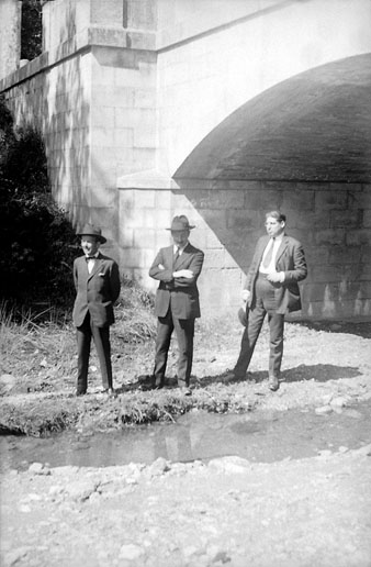 Alberto Maroto acompanyat de dos homes sota el pont de l'Aigua a Sarrià de Ter. 1920-1923