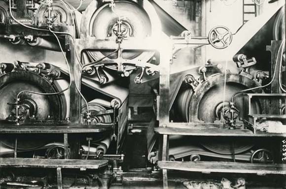 Una calandra de la fàbrica de paper continu La Gerundense. 1922