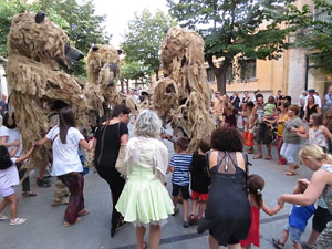 Festival Undàrius 2016. Espectacle de carrer Óssos del Pirineu, amb la Companyia Tutatis