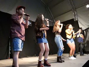 Festival A Capella 2017. Actuació del grup Kundala a la plaça de la Independència
