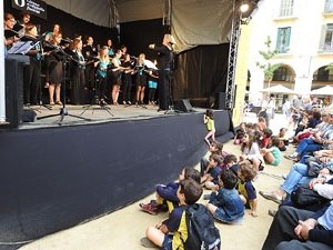 Festival A Capella 2017. Actuació de la Coral Xàntica a la plaça de la Independència