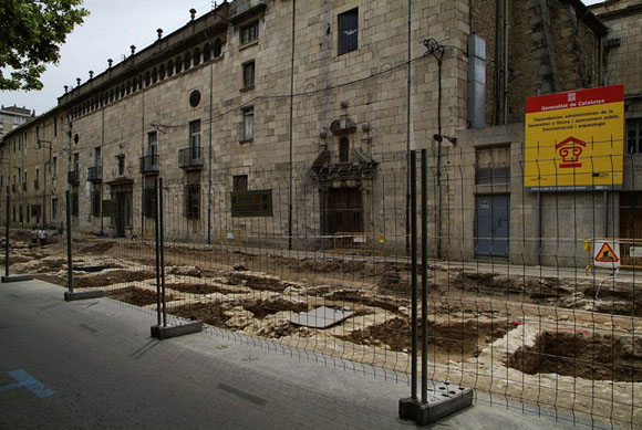 Excavacions a les places de l'Hospital i de Pompeu Fabra, davant l'antic Hospital de Santa Caterina. 2005