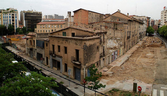 Vista des d'un punt elevat de l'encreuament del carrer Joan Maragall amb la plaa Pompeu Fabra. 2005