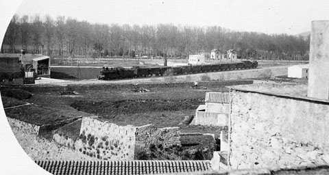 Vista de la Devesa des del baluard de la Santa Creu. En primer terme, les restes del baluard. 1903-1908