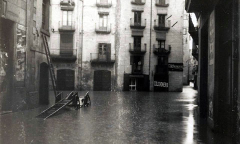 Inundació de la plaça del Mercadal, al carrer Santa Clara. 1940