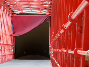 inund'ART 2017. Instal·lació 'El túnel d'Umbrea', de Rébecca Konforti, al pont de les Peixateries Velles