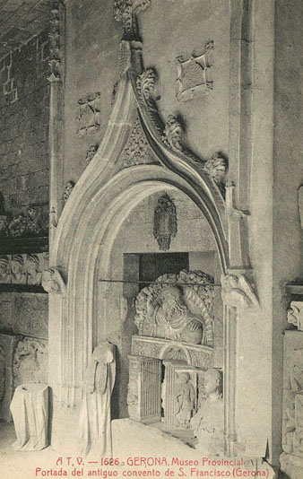 Detall de l'estructura d'una porta del convent de Sant Francesc conservada en una galeria del claustre del monestir de Sant Pere de Galligants, seu del Museu d'Arqueologia. 1905-1911