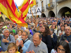 Concentració a la plaça del Vi de recolzament a l'alcaldessa Marta Madrenas, cridada a declarar per haver signat un decret a favor del referèndum 