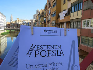 Sant Jordi 2017 a Girona. Activitat Estenem poesia, d'Òmnium Cultural del Gironès
