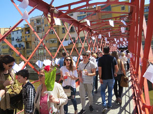 Sant Jordi 2017 a Girona. Activitat Estenem poesia, d'Òmnium Cultural del Gironès