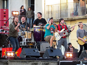 Festival Strenes 2017. Concert inaugural al terrat del punt d'Informació de la Rambla a càrrec de Txarango