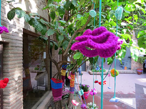 Temps de Flors 2017. Muntatge floral al Pati dels Rabins del Centre Bonastruc ça Porta, en memòria de Núria Terés