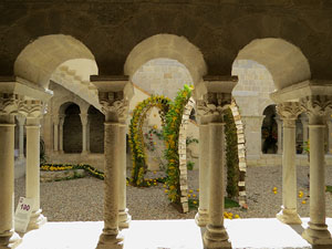 Temps de Flors 2017. Instal·lacions i decoracions florals al claustre romànic del monestir de Sant Daniel