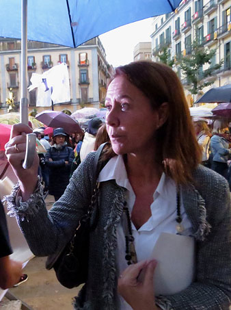 L'alcaldessa de Girona, Marta Madrenas, a la seva arribada a la plaça de la Independència
