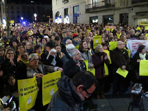 Concentració a la plaça del Vi de protesta pels tres mesos de presó de Jordi Sànchez i Jordi Cuixart