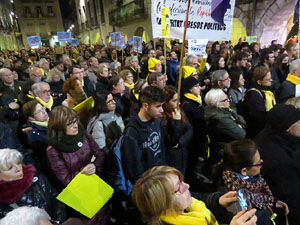 Concentració a la plaça del Vi de protesta pels tres mesos de presó de Jordi Sànchez i Jordi Cuixart