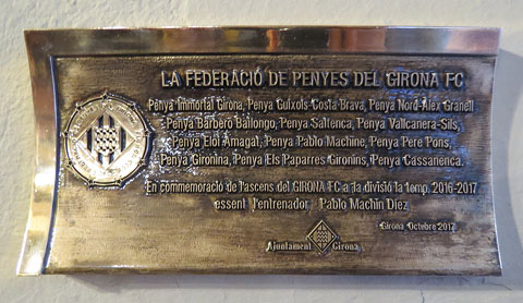 Placa col·locada en commemoració de l'ascens del Girona