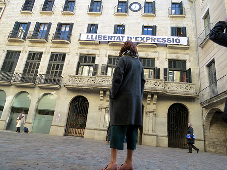 Retirada de pancarta 'Llibertat presos polítics' de la façana de l'Ajuntament de Girona