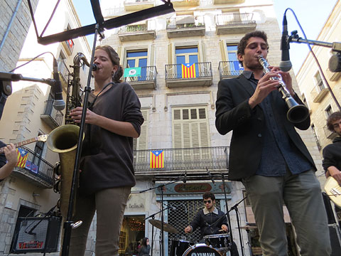 Actuació de la formació de l'Escola Municipal de Música Moderna de Girona a la plaça del Vi