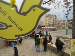 Teixint llibertats. Acció dins de la campanya per reclamar la llibertat dels presos polítics a la plaça de la Constitució