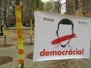 Teixint llibertats. Acció dins de la campanya per reclamar la llibertat dels presos polítics a la plaça de la Constitució