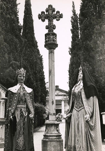 Els gegants de Girona al cementiri. Desfilada pel passeig central. Juny 1976