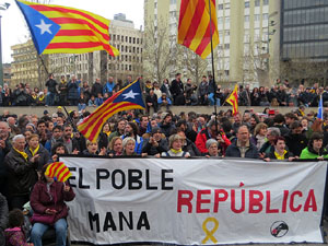 Concentració 'Puigdemont President' davant la Subdelegació del Govern a Jaume I