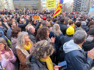 Concentració 'Puigdemont President' davant la Subdelegació del Govern a Jaume I