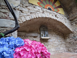 Temps de Flors 2018. Muntatge floral al Pati dels Rabins del Centre Bonastruc ça Porta