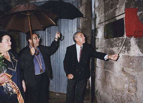 El President de la Diputació Josep Arnau destapant la placa que bateja la nova parella de gegants, Xavier Cugat i La Musa. L'acompanyen l'alcalde de Girona Joaquim Nadal i Maria Carme Ribas i Mora. 25 de setembre 1993
