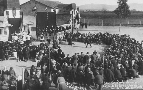 Festa de la benedicció de la bandera del Sometent a Sant Gregori. Gent agenollada davant un altar a l'aire lliure instal·lat davant l'escola de Sant Gregori. 27 de gener de 1929