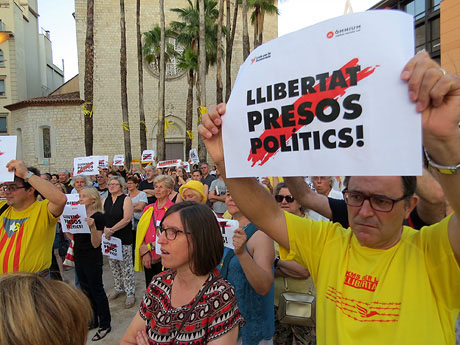 Concentració a la plaça de Santa Susanna per la llibertat dels presos polítics, amb Montse Puigdemont Casamajó