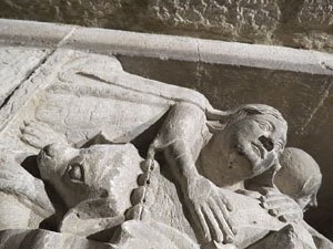 El sepulcre d'Elionor de Cabrera ubicat a la Capella de Sant Rafael del claustre de la Catedral de Girona