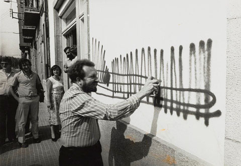 Damià Escuder pintant la façana d'El Punt. 1981