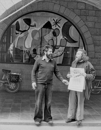 Enric Ansesa i Damià Escuder, a l'exterior de la Fontana d'Or, al carrer Ciutadans, mostrant la portada del diari Avui reclamant l'Estatut. 1977