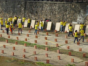 Activitat 'Pengem 2.000 cadenes' sobre el riu Onyar