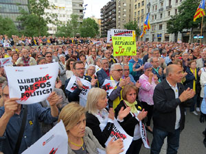 Concentració contra el 155 davant la subdelegació dels govern espanyol a la Gran Via de Jaume I
