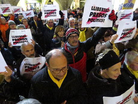 Concentració a la plaça del Vi per la llibertat dels presos polítics, el retorn en llibertat dels exiliats i la República Catalana
