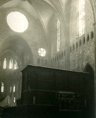 Nau de la Catedral. A baix, a l'esquerra, s'observa la cobertura amb teixit trasllúcid de l'altar