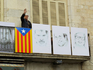 21F Vaga general. Plafons a la plaça del Vi amb els retrats dels presos polítics i els exiliats