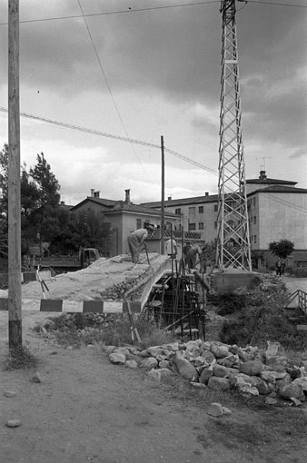 Obres de desmuntatge del pont del Dimoni, sobre el riu Güell. 13 de juliol 1968